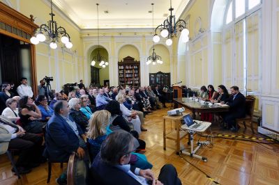 El primer panel, titulado “¿Cómo acercar la política a la ciudadanía?”, contó con la participación de la Rectora Devés, María José Naudón y Jaime Bellolio, siendo moderado por Macarena Ponce de León.